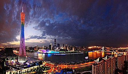 不是，真有游戏制作人穿机甲上台演出？